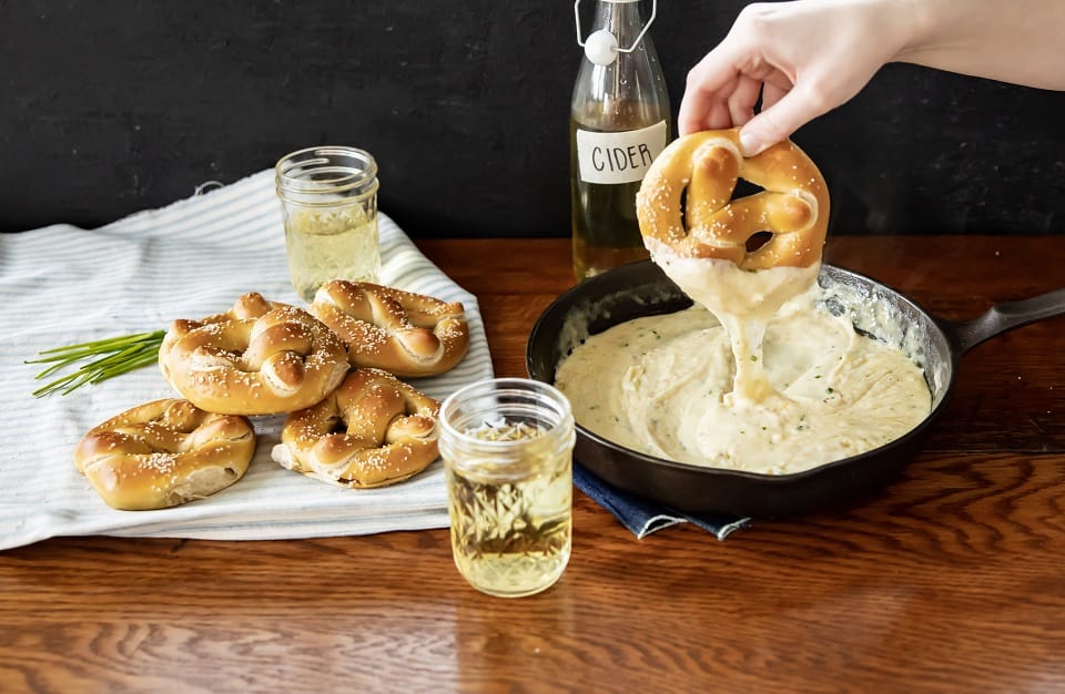 Cheese sauce for pretzels - Easy Pretzel Cheese dip